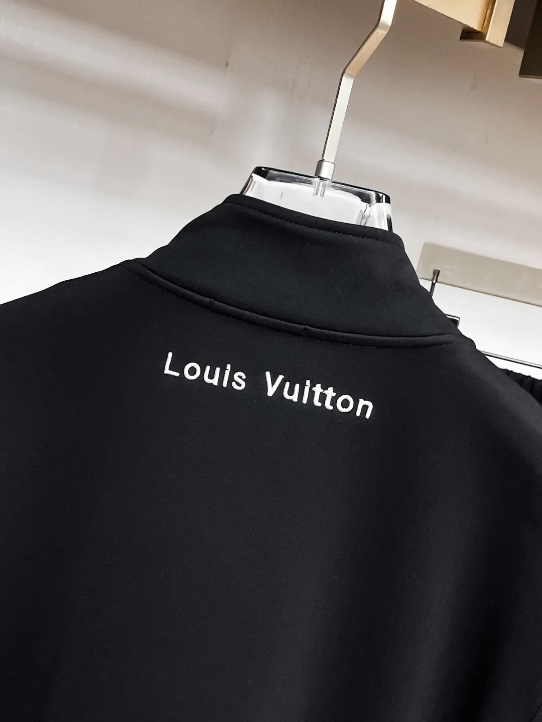 🅿️720 Prada 2025 autumn and winter new counter casual suit of the same style, breathable, comfortable and casual! Full of high-end feel! The details are exquisite and high-end, and the workmanship is impeccable! The original high-end fabric is very high-end! The fabric is crisp, anti-wrinkle and wear-resistant, warm, neat and stylish. Everyone must buy a set this autumn and winter. They must look cool and handsome when wearing it. We specially recommend the size M-3XLC30
